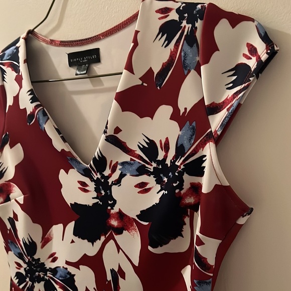 Beautiful great condition like new simply styled dress size small - Picture 3 of 7